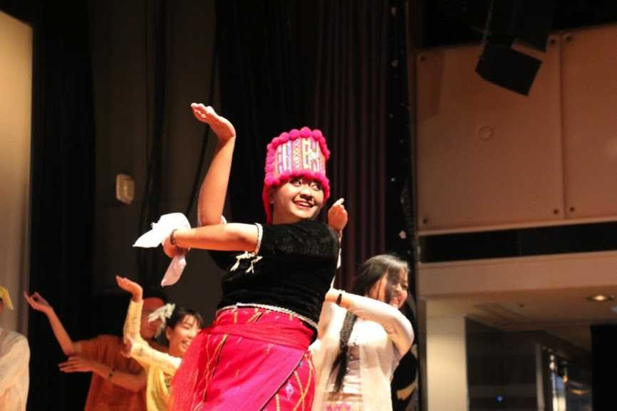 Thanh niên Việt mang chuồn chuồn tre giới thiệu bạn bè thế giới