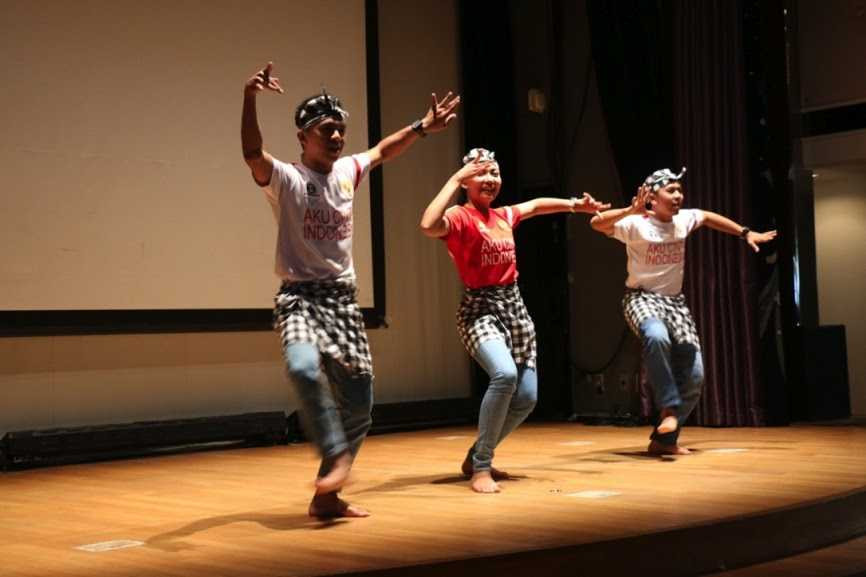 Thanh niên Việt mang chuồn chuồn tre giới thiệu bạn bè thế giới