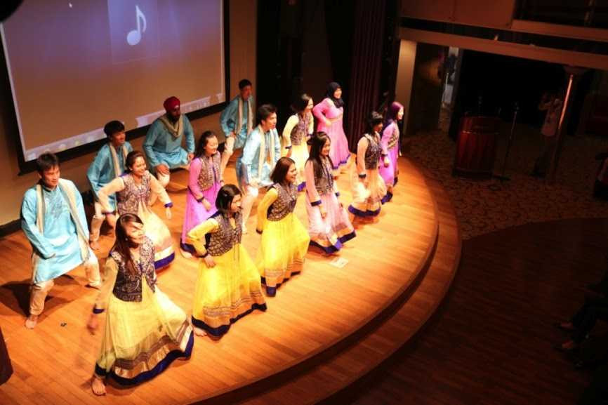 Thanh niên Việt mang chuồn chuồn tre giới thiệu bạn bè thế giới