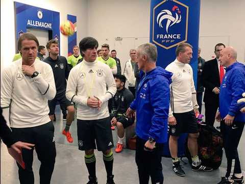 Các thành viên của đội tuyển Đức lo lắng trước trận giao hữu gặp ĐT Pháp. Ảnh: Goal.