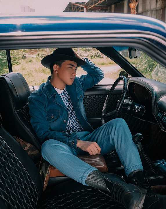 Pha với phong cách phóng khoáng của phương Tây với áo sơ mi và jean cùng chiếc mũ đặc trưng