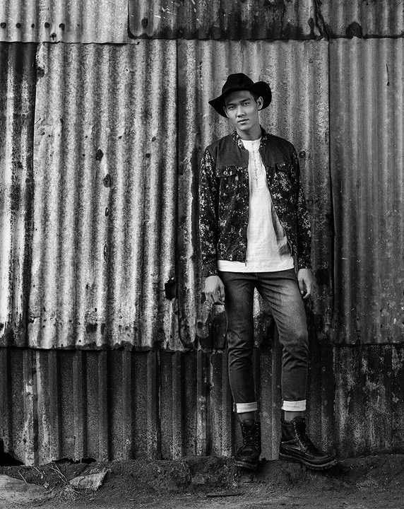 họa tiết rằn ri đậm màu rõ nét pha trộn nhiều kiểu dáng, kích cỡ của các họa tiết và BST không chỉ dừng lại ở những chiếc áo khoác jacket cá tính mà những chiếc áo T-shirt, quần skinny, quần shorts xắn gấu hay các phụ kiện như: túi xách,balô, mũ