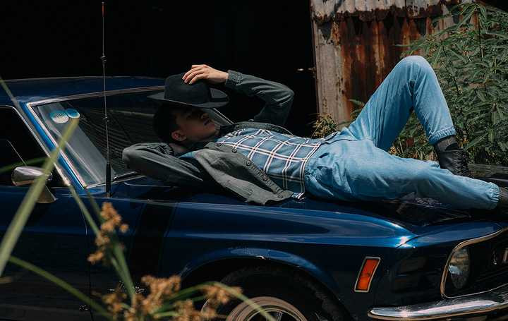 họa tiết rằn ri đậm màu rõ nét pha trộn nhiều kiểu dáng, kích cỡ của các họa tiết và BST không chỉ dừng lại ở những chiếc áo khoác jacket cá tính mà những chiếc áo T-shirt, quần skinny, quần shorts xắn gấu hay các phụ kiện như: túi xách,balô, mũ