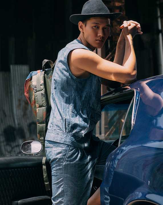 Siêu mẫu Võ Cảnh đã hóa thân thành chàng trai cowboy đầy phóng khoáng và mạnh mẽ bên cạnh chàng mẫu điển trai Justin Lê.