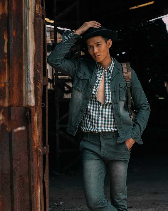 Thay vì màu sắc nhạt nhòa và tối giản các đường vân của bộ quân phục nguyên mẫu, trong BST MAS xuân hè này, ngoài hướng họa tiết rằn ri cách điệu, thì họa tiết ca-rô cũng được NTK Trân Minh Dũng ứng dụng trên nhiều chất liệu như, kaki, thun, kate.. mang đến sự mạnh mẽ, phóng khoáng cho người mặc