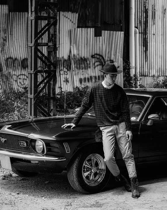 họa tiết rằn ri đậm màu rõ nét pha trộn nhiều kiểu dáng, kích cỡ của các họa tiết và BST không chỉ dừng lại ở những chiếc áo khoác jacket cá tính mà những chiếc áo T-shirt, quần skinny, quần shorts xắn gấu hay các phụ kiện như: túi xách,balô, mũ