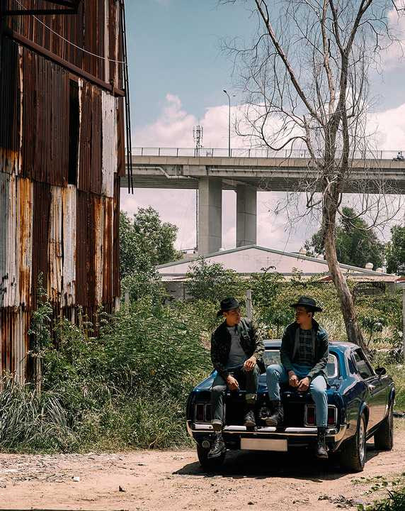 họa tiết rằn ri đậm màu rõ nét pha trộn nhiều kiểu dáng, kích cỡ của các họa tiết và BST không chỉ dừng lại ở những chiếc áo khoác jacket cá tính mà những chiếc áo T-shirt, quần skinny, quần shorts xắn gấu hay các phụ kiện như: túi xách,balô, mũ