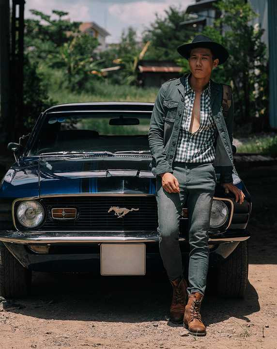 họa tiết rằn ri đậm màu rõ nét pha trộn nhiều kiểu dáng, kích cỡ của các họa tiết và BST không chỉ dừng lại ở những chiếc áo khoác jacket cá tính mà những chiếc áo T-shirt, quần skinny, quần shorts xắn gấu hay các phụ kiện như: túi xách,balô, mũ