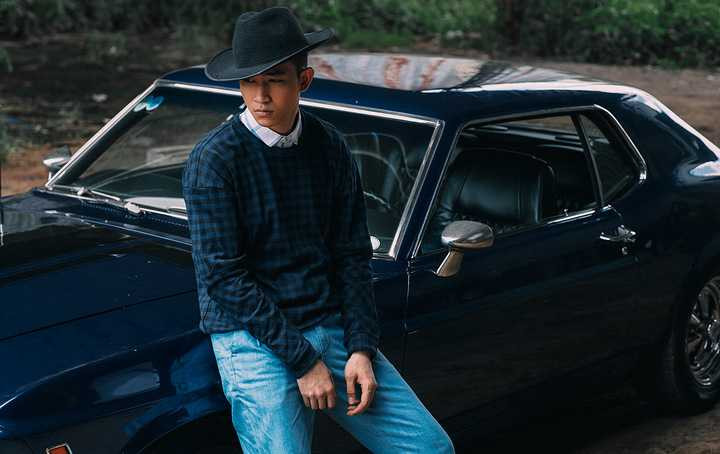 họa tiết rằn ri đậm màu rõ nét pha trộn nhiều kiểu dáng, kích cỡ của các họa tiết và BST không chỉ dừng lại ở những chiếc áo khoác jacket cá tính mà những chiếc áo T-shirt, quần skinny, quần shorts xắn gấu hay các phụ kiện như: túi xách,balô, mũ