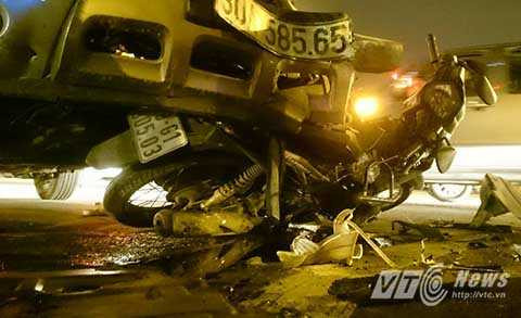 Chiếc xe máy của nạn nhân bị đâm nát vụn, nằm gọn dưới gầm <a href='https://vtcnews.vn/oto-xe-may.31.0.html' >xe ôt</a>ô
