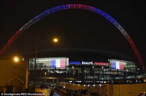 Sân Wembley tưởng niệm các nạn nhân xấu số vụ khủng bố ở Paris
