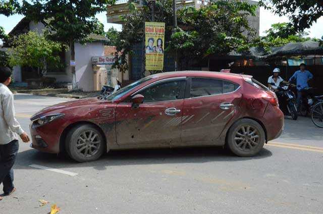 8 ngôi nhà xung quanh bị ảnh hưởng, một chiếc ô tô biến dạng nặng sau vụ nổ