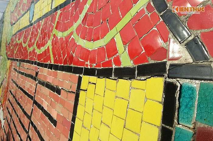 Những vết nứt rạn như thế này, đi dọc con đường Gốm Sứ ta sẽ thấy nhiều vô số kể.