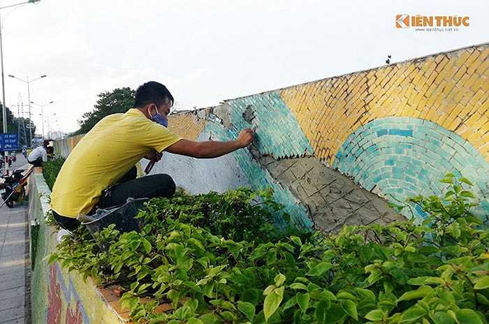 Chiều cùng ngày, các vết bong tróc của con đường Gốm Sứ được một số người thợ vá lại theo cách truyền thống, thủ công.