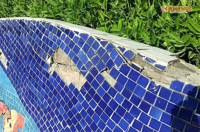 Các vết bong loang nổ làm trơ cả lớp gạch xây bên trong..