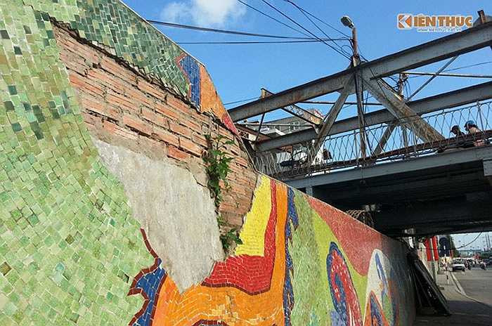 Ở khu vực cầu Long Biên đi qua, mảng bong rộng cả mét vuông nay đã mọc cây...