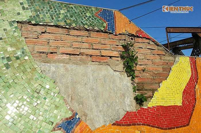 Mảng bong gọn gàng và 'sạch sẽ' đến nỗi ta cảm giác vữa và gạch gần như không có 'liên quan' gì tới nhau.