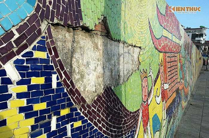 Vết bong tiếp tục xuất hiện tại gần lối vào chợ Long Biên...