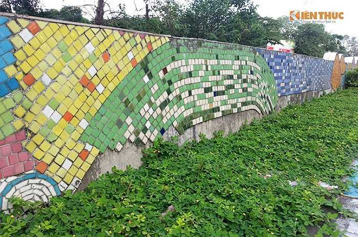 Tại vị trí trên cao tường cấp 2 của đê Yên Phụ (quận Tây Hồ, Hà Nội) cũng bong tróc cả mảng dài...