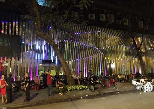 Nhiều cảnh sát phong tỏa ngoài quán. Ảnh: Quốc Thắng. Nhiều cảnh sát phong tỏa ngoài quán. Ảnh: Quốc Thắng.