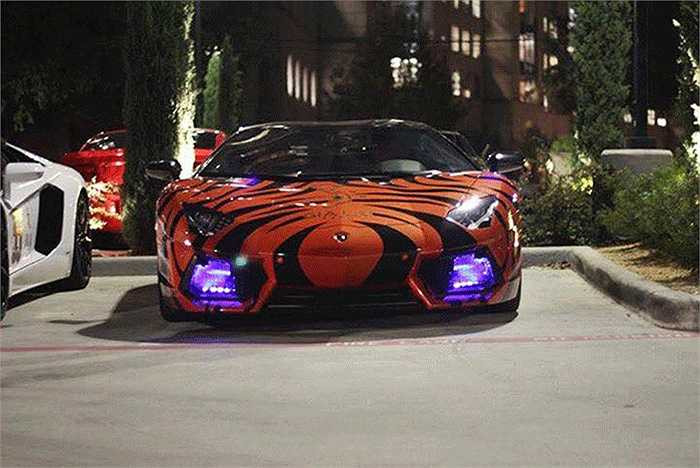 Một 'siêu bò' màu cam được trang trí theo phong cách của siêu nhện với dàn đèn led độ lên màu tím cực kỳ độc đáo.