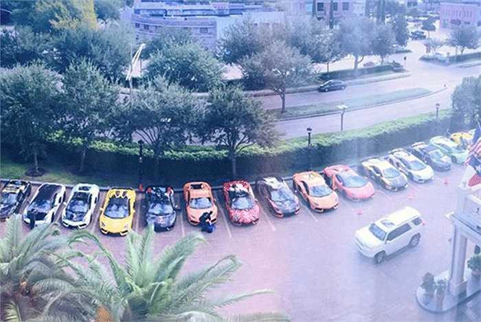 Đặc biệt, những siêu xe tham gia hành trình Gia Lai Team đều được dán tem bắt mắt, một số xe có mang hình ảnh bản đồ Việt Nam cùng hai quần đảo Trường Sa và Hoàng Sa trên nắp capô.