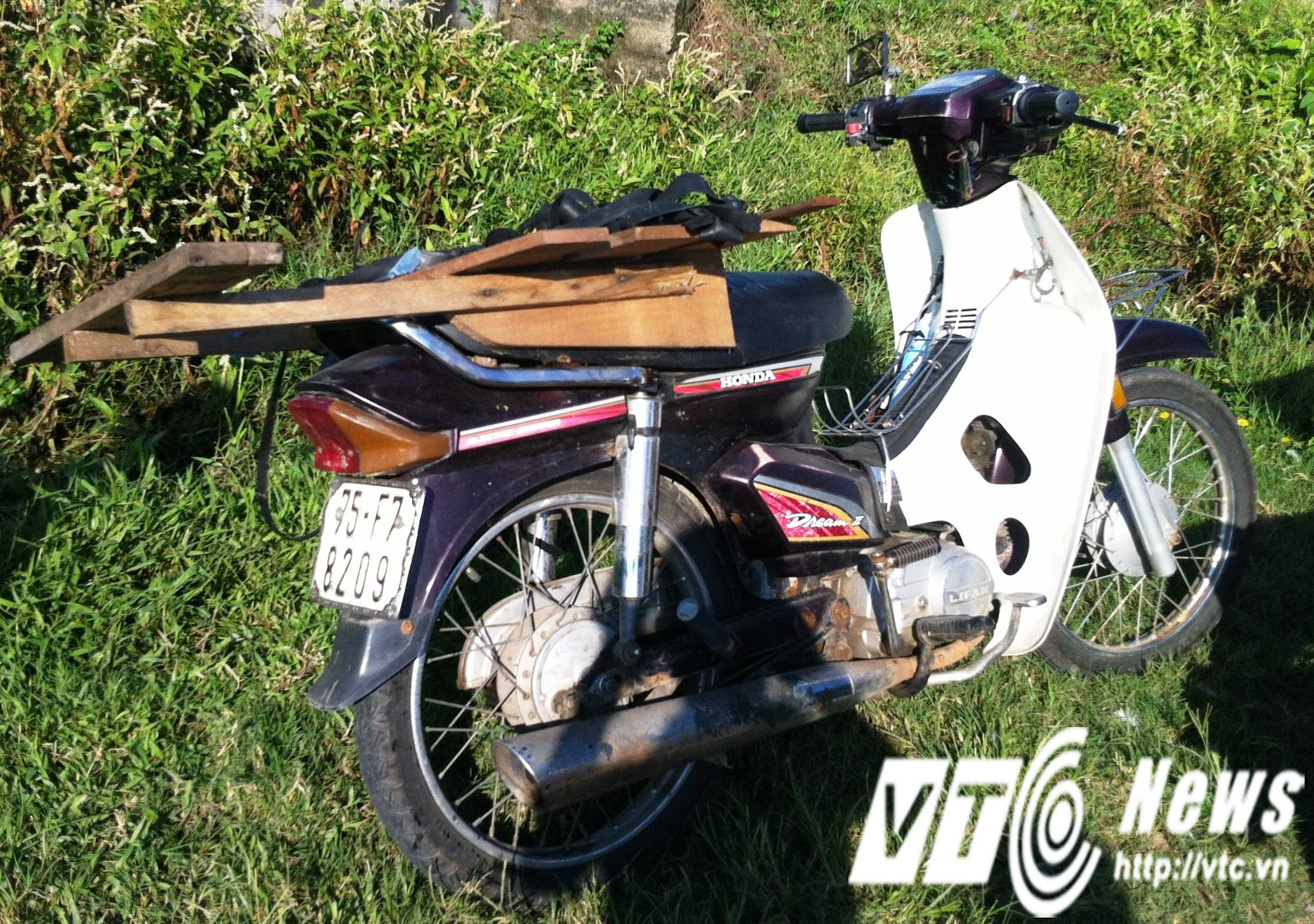 Chiếc xe máy nghi của nạn nhân bỏ lại.