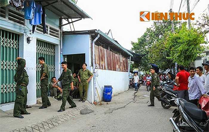 Khoảng 13h30 chiều 14/11, khi đến phòng trọ của vợ sắp cưới. Anh L. N. H. (quê Hà Tĩnh) thấy cửa bị khoá bên ngoài nên đã gọi điện thoại nhưng không thấy ai nghe máy. Nghi có chuyện chẳng lành, anh H. lại phía cửa sổ nhìn vào thì bàng hoàng phát hiện vợ sắp cưới cùng mẹ vợ bị sát hại trong phòng.