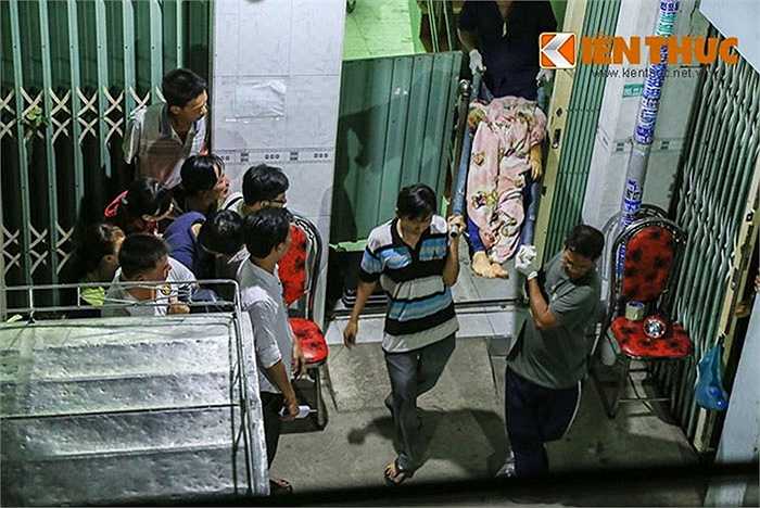 Đến 20h30 cùng ngày, thi thể chị H. được đưa ra khỏi hiện trường. Khoảng một tiếng sau, thi thể bà L. cũng được đưa về nhà xác phục vụ công tác khám nghiệm tử thi điều tra nguyên nhân. (Nguồn: Kienthuc)