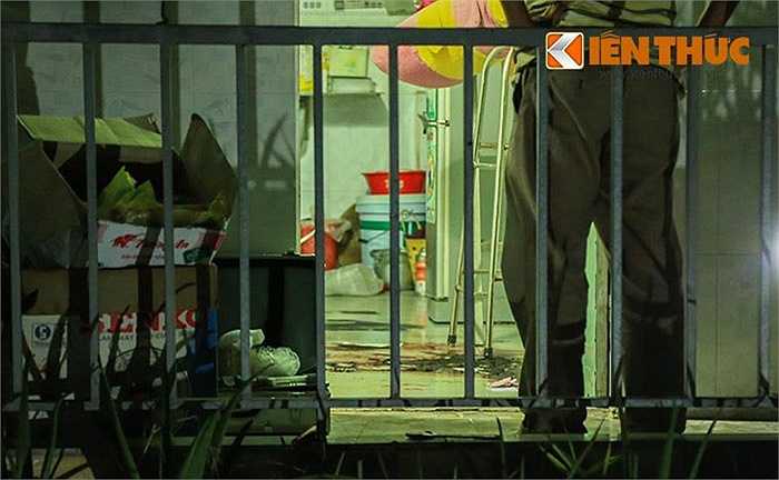 Sau khi hay tin, nhiều bạn bè của các nạn nhân đã tìm đến hiện trường để bày tỏ niềm thương xót đối với hai mẹ con chị H.