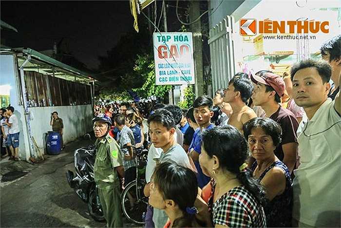 Rất đông người dân hiếu kỳ tập trung theo dõi vụ việc.