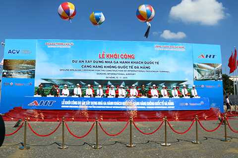 Ngàyxây dựng Nhà ga quốc tế, Sân bay Đà Nẵng Bộ GTVT, UBND TP Đà Nẵng 15/11, Bộ GTVT, Công ty CP Đầu tư Khai thác Nhà ga quốc tế Đà Nẵng (AHT) phối hợp với UBND TP Đà Nẵng đã tổ chức lễ khởi công xây dựng dự án “Xây dựng nhà ga hành khách quốc tế-Cảng hành không quốc tế Đà Nẵng”.