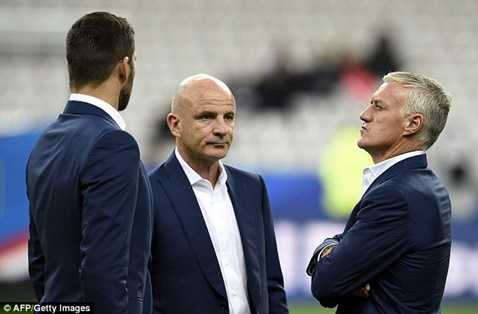 HLV Didier Deschamps và Joachim Low đã biết tin về khủng bố trong giờ nghỉ HLV Didier Deschamps và Joachim Low đã biết tin về khủng bố trong giờ nghỉ