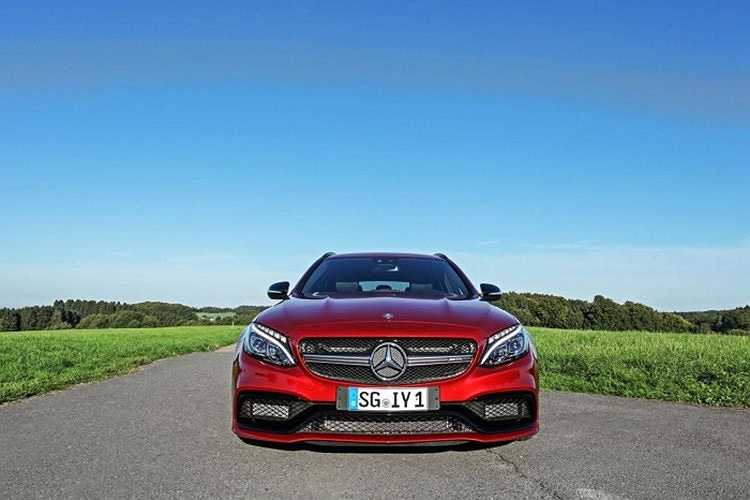 Với động cơ 'tiêu chuẩn' AMG V8 4.0L twin-turbo tương tự trên chiếc Safety Car Mercedes-AMG GT S, nhưng chỉ có công suất tối đa 510 mã lực và momen xoắn cực đại 700 Nn.