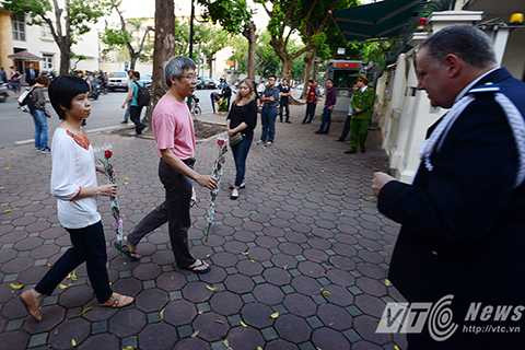 Trước cổng Đại sứ quán Pháp tại số 57 phố Trần Hưng Đạo (Hoàn Kiếm, Hà Nội) ngay từ sớm đã có rất đông người dân tới đây, họ mang theo hoa và tấm chân tình chia sẻ nỗi đau với dân tộc Pháp.