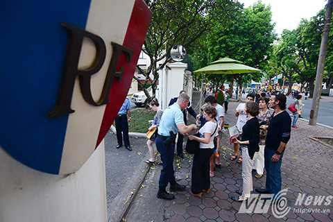 An ninh trước cổng Đại sứ quán được thắt chặt, mọi người trước khi bước chân vào Đại sứ quán đều được kiểm tra kĩ càng.