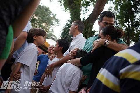 Tất cả cùng đồng cảm với nỗi đau của nước Pháp, không phân biệt sắc tộc, màu da và cách xa hàng ngàn cây số.