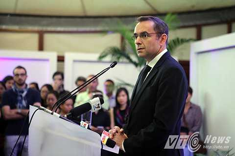 Đại sứ Pháp tại Việt Nam Jean-Noël Poirier nói ‘Điều mà kẻ thù chúng ta mong muốn là tàn phá nước Pháp và bắt nước Pháp phải quy hàng’ nhưng ông khẳng định nước Pháp và người dân thế giới sẽ không gục ngã trước chủ nghĩa khủng bố.