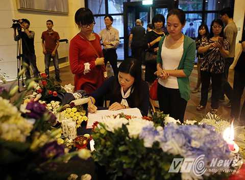 Hàng ngàn bông hoa đã được đặt tại sảnh trước của tòa nhà Đại sứ quán.