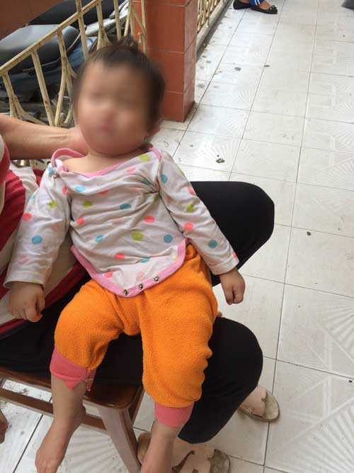 Cháu bé được trao trả về cho gia đình (Ảnh: Quảng Ninh online) Cháu bé được trao trả về cho gia đình (Ảnh: Quảng Ninh online)