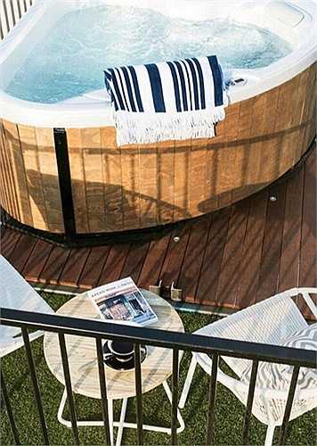 Tầng trên cùng của khách sạn có bể tắm Jacuzzi rất tiện nghi. Ngoài ra, khách sạn có minibar, giường ngủ nhìn ra biển tuyệt đẹp