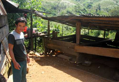 Phó thôn Trần Minh Vũ cho rằng con lợn nhà anh Lanh không chịu về nhà mà lại đến hàng xóm lót ổ là điều cực kỳ xấu, trước sau gì cũng phải nhận điều rủi ro. Ảnh: Tiến Hùng.