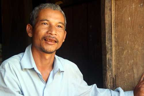 Ông Hoàng Anh Tuấn và dân làng đều tin rằng, trưởng thôn tự tử là do con ma rừng xúi. Ảnh: Tiến Hùng.