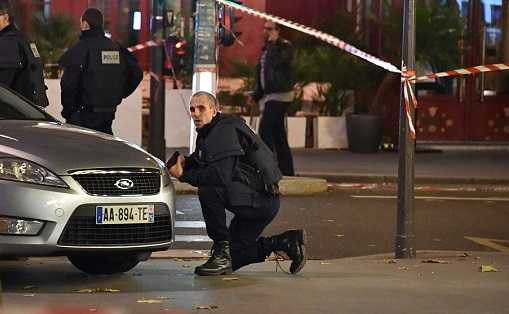Cảnh sát vũ trang bên ngoài nhà hát Bataclan
