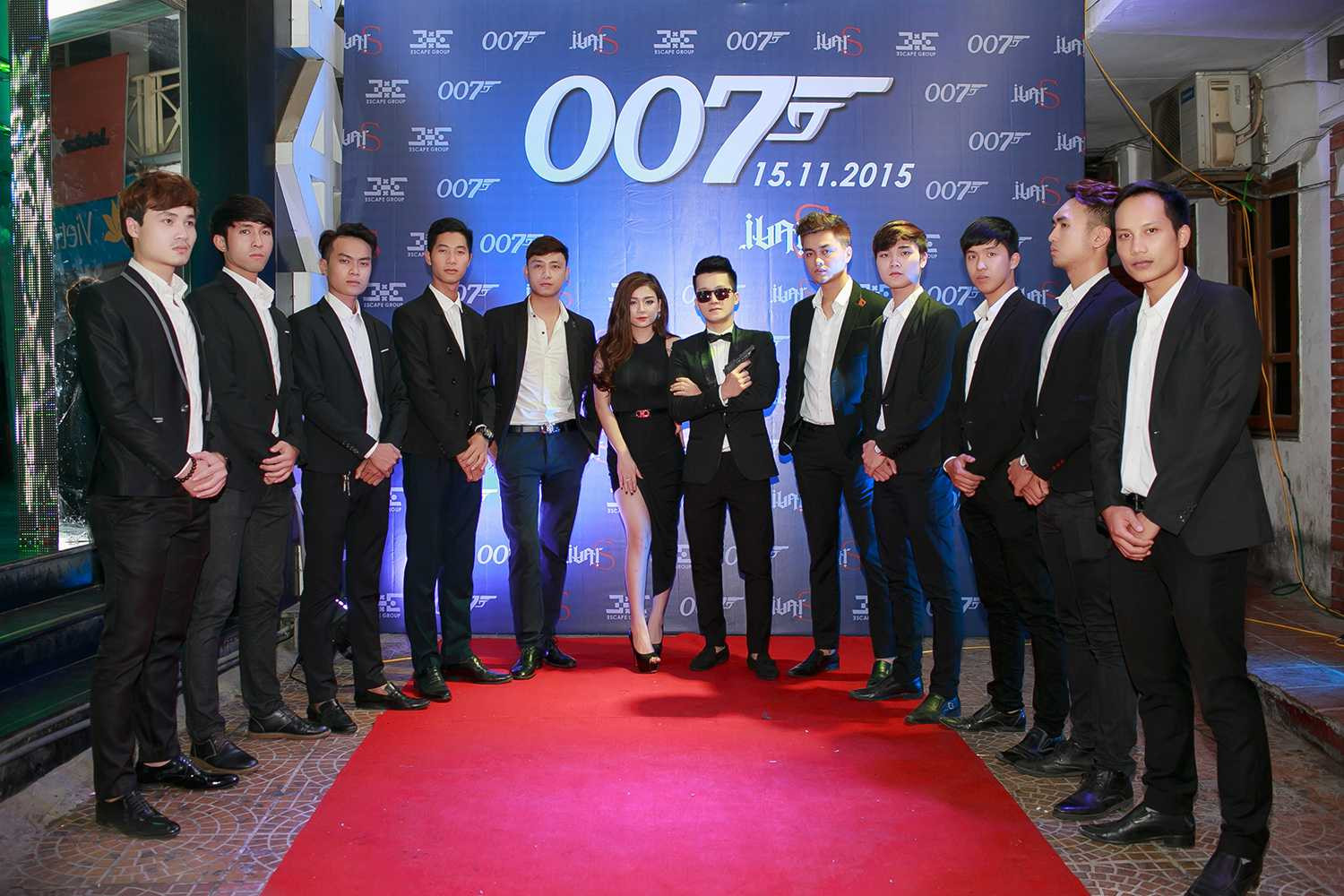 Vừa qua, tại một hộp đêm trên đường Lê Duẩn - Hà Nội, đã diễn ra một sự kiện thu hút được rất nhiều sự chú ý. Trong đó, tâm điểm được nhắc tới chính là chàng Điệp viên 007 phiên bản Việt Nam. Sự kiện được tổ chức lấy cảm hứng từ bộ phim đình đám Điệp viên 007.