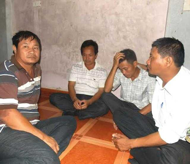 Ông Cảnh (cha của em Lâm, thứ hai từ phải qua) đau đớn trước sự ra đi bất ngờ của con trai.