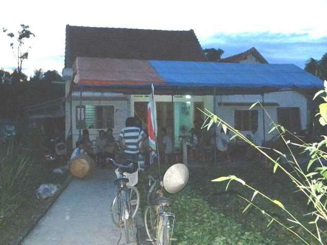 Người dân đến giúp gia đình lo hậu sự.