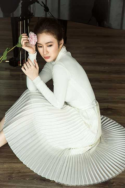 Sau những scandal khiến hình ảnh có phần không đẹp trong mắt khán giả, Angela Phương Trinh đã có sự thay đổi ngoạn mục. Cô chọn cách tập trung cho công việc, chỉ xuất hiện ở những sự kiện lớn và thường xuyên nhận được lời khen bởi phong cách thời trang trẻ trung, thanh lịch và tinh tế.