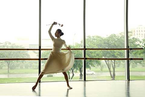 Trong bộ ảnh mới, khi hoá thân thành nàng thiên nga trên sàn múa, á quân Bước nhảy hoàn vũ hút hồn mọi người bởi gương mặt xinh đẹp và thần thái nữ tính, quyến rũ. 