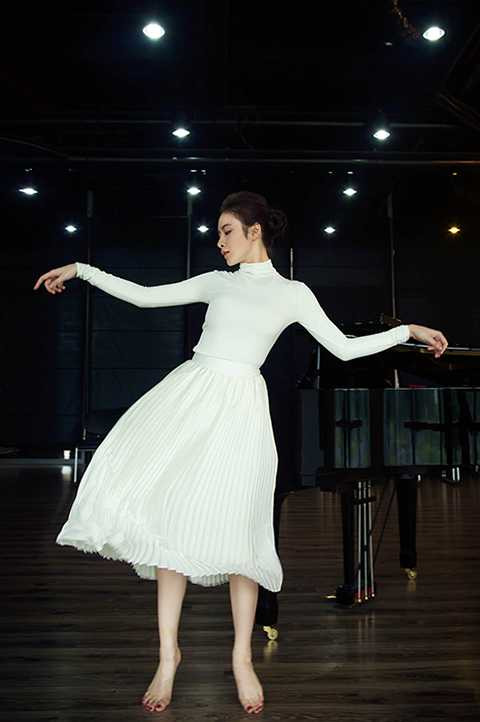 Lần đầu tiên kết hợp với Thiên Minh, một trong những nhiếp ảnh gia trẻ chụp chân dung được sao Việt yêu thích hiện nay, Angela Phương Trinh có những khoảnh khắc thăng hoa trước ống kính.